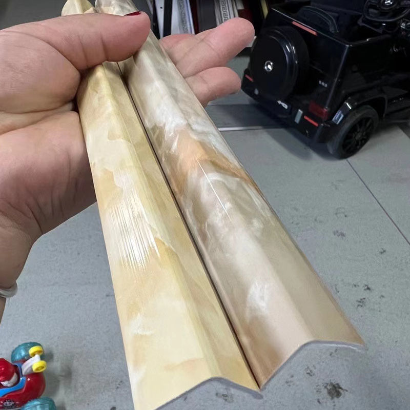 Solando el proceso estadístico decorativo del accesorio que bordea la línea instalación del pegamento